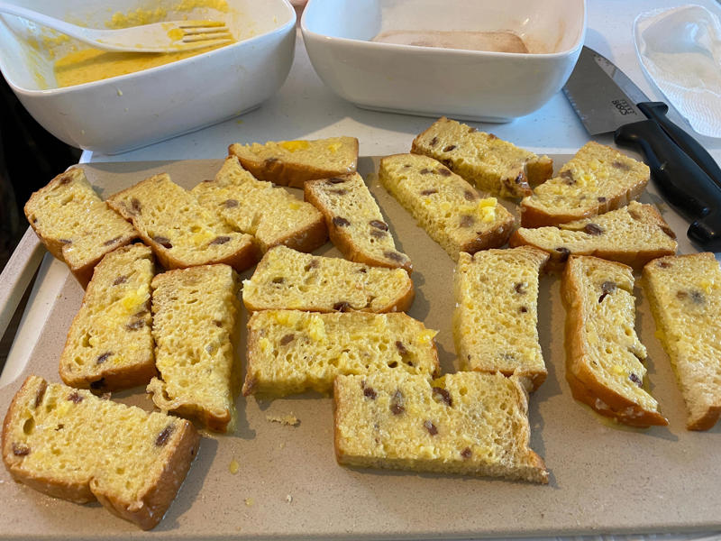 I started out with bacon, The bacon came out perfectly crispy, Next, I made breakfast potatoes, These home fries came out a little overcooked, For my 3rd recipe, I whipped up eggs in a basket, Next, I tried making an air-fryer frittata, For my final recipe, I attempted to make French toast, I barely had to add syrup for this recipe to taste good