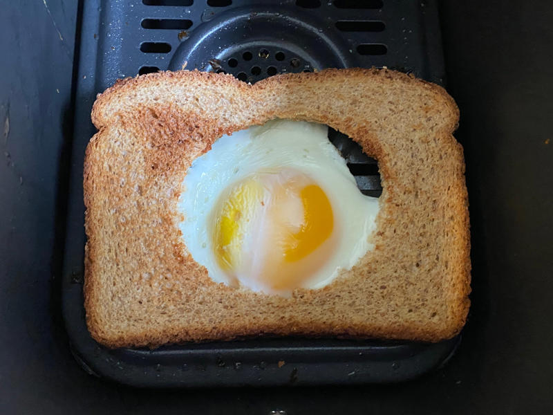I started out with bacon, The bacon came out perfectly crispy, Next, I made breakfast potatoes, These home fries came out a little overcooked, For my 3rd recipe, I whipped up eggs in a basket, Next, I tried making an air-fryer frittata, For my final recipe, I attempted to make French toast, I barely had to add syrup for this recipe to taste good