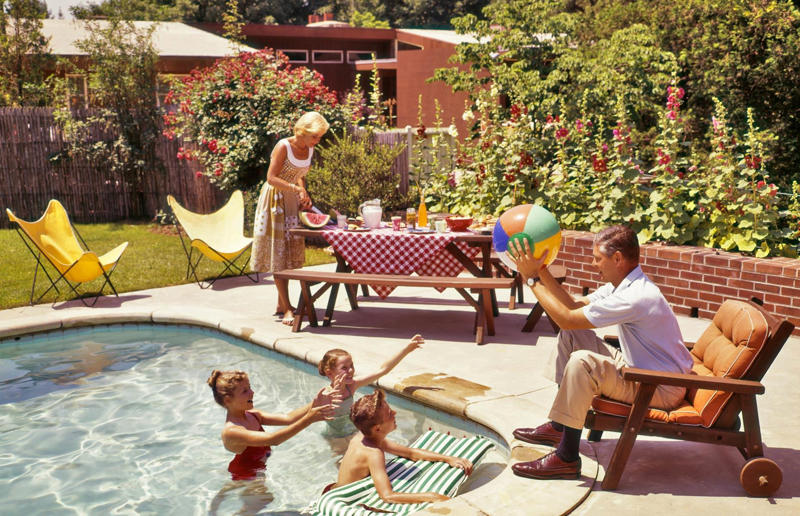 Welcome to the 50s, A financial boom, Buy buy baby, Ready to spend, Escape to suburbia, Mid-century modern homes, Purpose-built housing, Function over formality, The modern bedroom, Sleeping arrangements, Playful colours, Busy bathrooms, Colour and chrome, A social kitchen, Getting fancy with efficiency, Casual dining, A bold new look for living rooms, The new 'opiate of the masses', The Golden Age of television, Landmark advancements, A new mealtime tradition, Frozen dinner drama, New twists on old tech, Automatic washing machines, The advent of Tupperware, Tupperware parties, Homes of the future, Futuristic technology, 'The perfect housewife', Return to domesticity, Consumer propaganda, Life imitating art, Entering the Atomic Age, Nuclear fallout shelters, The Baby Boom, The family lifestyle, Close-knit communities, Suburban pride, The lie behind the 'perfect family', Jim Crow laws, Widespread segregation, All-American, Teen culture, Setting the stage...