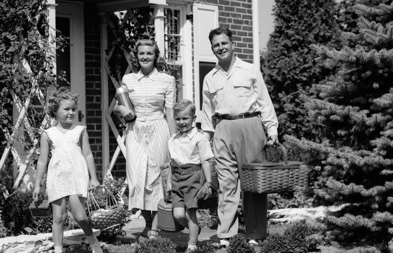 Welcome to the 50s, A financial boom, Buy buy baby, Ready to spend, Escape to suburbia, Mid-century modern homes, Purpose-built housing, Function over formality, The modern bedroom, Sleeping arrangements, Playful colours, Busy bathrooms, Colour and chrome, A social kitchen, Getting fancy with efficiency, Casual dining, A bold new look for living rooms, The new 'opiate of the masses', The Golden Age of television, Landmark advancements, A new mealtime tradition, Frozen dinner drama, New twists on old tech, Automatic washing machines, The advent of Tupperware, Tupperware parties, Homes of the future, Futuristic technology, 'The perfect housewife', Return to domesticity, Consumer propaganda, Life imitating art, Entering the Atomic Age, Nuclear fallout shelters, The Baby Boom, The family lifestyle, Close-knit communities, Suburban pride, The lie behind the 'perfect family', Jim Crow laws, Widespread segregation, All-American, Teen culture, Setting the stage...