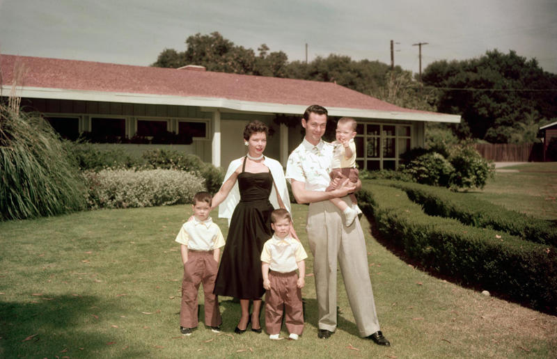 Welcome to the 50s, A financial boom, Buy buy baby, Ready to spend, Escape to suburbia, Mid-century modern homes, Purpose-built housing, Function over formality, The modern bedroom, Sleeping arrangements, Playful colours, Busy bathrooms, Colour and chrome, A social kitchen, Getting fancy with efficiency, Casual dining, A bold new look for living rooms, The new 'opiate of the masses', The Golden Age of television, Landmark advancements, A new mealtime tradition, Frozen dinner drama, New twists on old tech, Automatic washing machines, The advent of Tupperware, Tupperware parties, Homes of the future, Futuristic technology, 'The perfect housewife', Return to domesticity, Consumer propaganda, Life imitating art, Entering the Atomic Age, Nuclear fallout shelters, The Baby Boom, The family lifestyle, Close-knit communities, Suburban pride, The lie behind the 'perfect family', Jim Crow laws, Widespread segregation, All-American, Teen culture, Setting the stage...