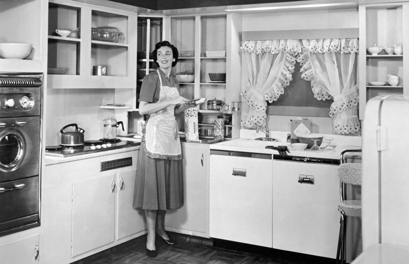 Welcome to the 50s, A financial boom, Buy buy baby, Ready to spend, Escape to suburbia, Mid-century modern homes, Purpose-built housing, Function over formality, The modern bedroom, Sleeping arrangements, Playful colours, Busy bathrooms, Colour and chrome, A social kitchen, Getting fancy with efficiency, Casual dining, A bold new look for living rooms, The new 'opiate of the masses', The Golden Age of television, Landmark advancements, A new mealtime tradition, Frozen dinner drama, New twists on old tech, Automatic washing machines, The advent of Tupperware, Tupperware parties, Homes of the future, Futuristic technology, 'The perfect housewife', Return to domesticity, Consumer propaganda, Life imitating art, Entering the Atomic Age, Nuclear fallout shelters, The Baby Boom, The family lifestyle, Close-knit communities, Suburban pride, The lie behind the 'perfect family', Jim Crow laws, Widespread segregation, All-American, Teen culture, Setting the stage...