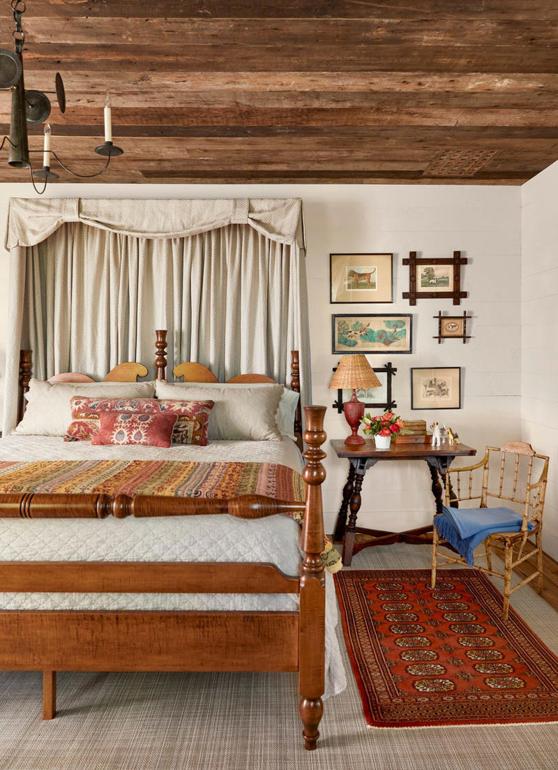 ADIRONDACK FRAMES, VINTAGE LUGGAGE, CRAFT STICK LAMPS, TWIN BEDS (OF COURSE), LEAF MOTIFS, TWO-SEATER TABLES, BANDANA BUNTING, CRISP GREEN PAINT, CANOE PADDLES , PICTURES &amp; POSTCARDS