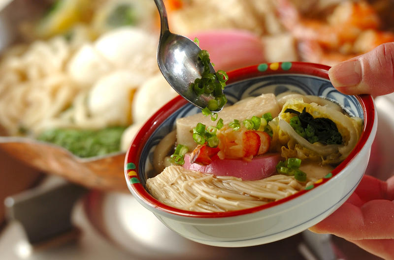超簡単うどんすき 絶品ダシで作るおすすめのお手軽レシピ, 食べ応え満点！ 牛すき釜玉うどん, ササッと牛すき丼, 牛肉とアボカドのすき煮, 大根と牛肉の韓国すき煮