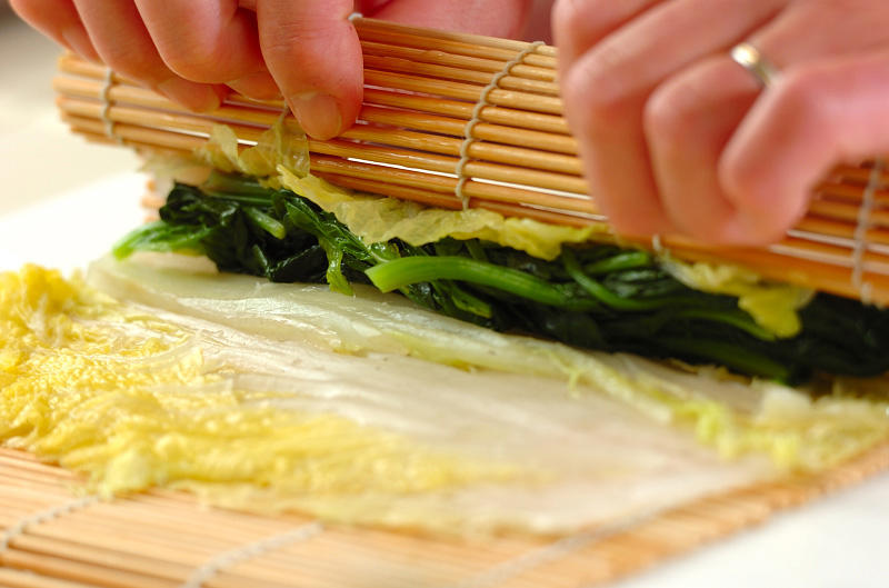 超簡単うどんすき 絶品ダシで作るおすすめのお手軽レシピ, 食べ応え満点！ 牛すき釜玉うどん, ササッと牛すき丼, 牛肉とアボカドのすき煮, 大根と牛肉の韓国すき煮