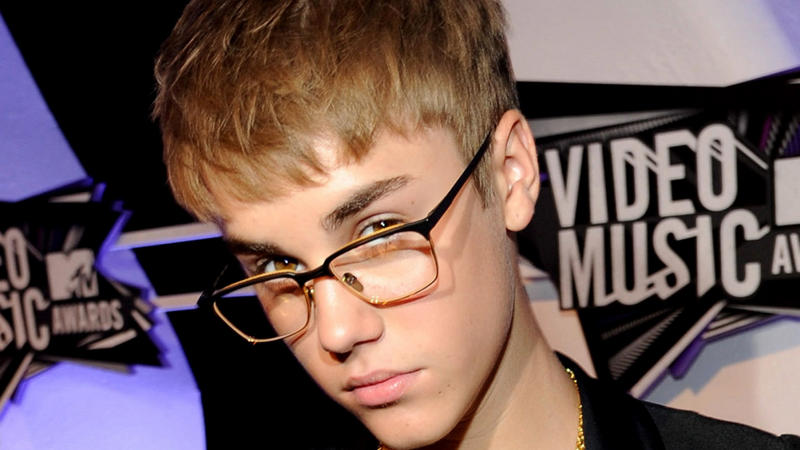 Justin Bieber's stalker The question many of the artist's fans ask themselves, The images that have set off alarm bells, An unhealthy appearance, 'Unfortunate decisions', Friends are worried, but he tells his fans not to be, Illegal substance use?, Self-declared emotional instability, Mental health problems, Suffering from imposter syndrome, 'I felt like a cheater', Comforting fans with similar problems, Media pressure since he was 15, Clashes with the paparazzi, 'You don't care about people', Anger at paparazzi, Jealousy, A desperate cry, Compares his situation to that of Diana, An alleged marital crisis, Bieber is also going through a financial crisis, Manager Scooter Braun fired, He sold his music catalogue, Left his clothing brand Drew House, 'If you're my fan, don't spend money at Drew House'
