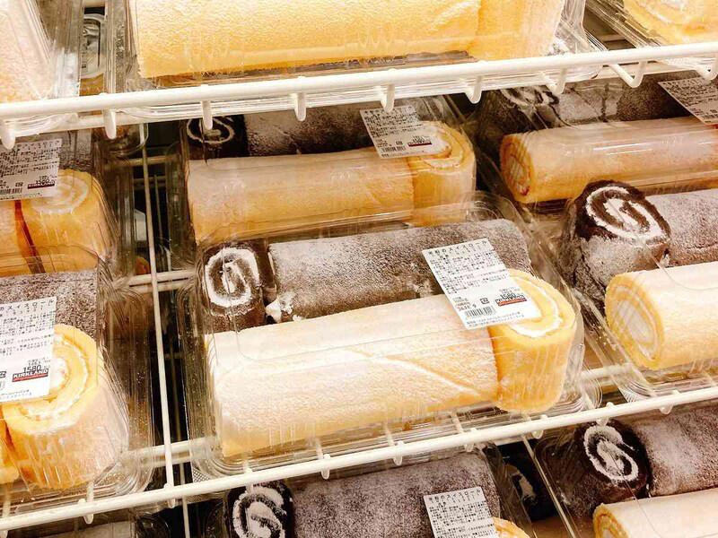 魅力1：規格外のメガサイズと圧倒的インパクト, 魅力2：1食200円台も当たり前？ 驚異のコスパ, 魅力3：専門店顔負けのクオリティと入れ替わりの早さ, 【2026年2月】最新ケーキ・タルトのラインナップ（一例）, 【1位】直径30cm超えの巨大さと濃厚な味のチーズケーキ「トリプルチーズタルト」, 【2位】苦味と甘みのバランスが絶妙「イタリアンティラミス」, 【3位】誕生日やパーティーにぴったり「クォーターシートケーキ」, 【4位】解凍するだけで本格味！ 冷凍「エア・ウォーターアグリ＆フーズ 北海道チーズケーキブリュレ」, 濃厚なナッツ感が満載の「ピスタチオチーズケーキ」, サクサク食感とカスタードの誘惑「いちごのミルフィーユ」, 温めると中からトロ〜リ！ 「フォンダンショコラ」, 冬の絶対王者！ チョコ尽くしの「タキシードケーキ」, 選べるデザインは40種以上！ （2026年2月時点のラインナップ例）, 中身も自由にカスタマイズ可能, 要注意！ オンラインと店頭で予約締切が違う, 【数値で検証】1切れ200円台!? 驚異のコスパ, 誰でもプロ級！ 崩さず綺麗に切る2つの裏ワザ, 食べきれない時は小分け冷凍がおすすめ, 要注意！ 生のフルーツは冷凍前に食べて, 1.最短当日も！ 買い物代行や宅配スーパーを利用する, 2.全国どこでもOK！ 楽天市場・Amazonで取り寄せる, コストコのスコップケーキといえばこれ！ 「ストロベリースコップケーキ」, しっとりだけど軽い食感で食べやすい「米粉のスイスロール」, 2026年2月時点、コストコで売っているケーキの種類一覧は？, コストコのケーキで一番人気・おすすめはどれ？, コストコのケーキはまずい？ 「甘すぎる」という口コミは本当？, 誕生日や記念日にぴったりな「ハーフシートケーキ」は予約なしで当日買える？, コストコケーキの値段はいくらくらい？, 賞味期限はどれくらい？ 冷凍保存はできる？, コストコの会員じゃなくてもケーキを買う方法はある？, 巨大なケーキを崩さずに綺麗に切るコツは？, コストコのケーキのカロリーは高い？, 季節限定のケーキ（タキシードケーキなど）はいつ販売される？