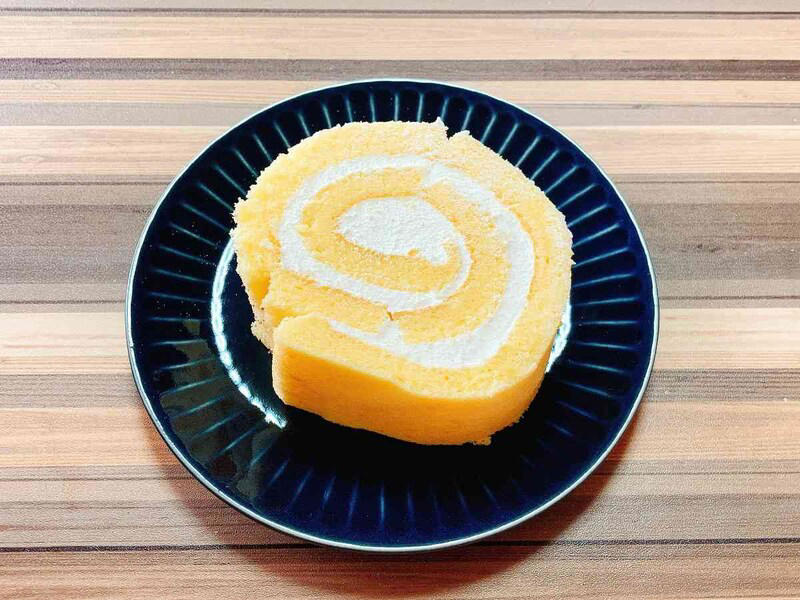 魅力1：規格外のメガサイズと圧倒的インパクト, 魅力2：1食200円台も当たり前？ 驚異のコスパ, 魅力3：専門店顔負けのクオリティと入れ替わりの早さ, 【2026年2月】最新ケーキ・タルトのラインナップ（一例）, 【1位】直径30cm超えの巨大さと濃厚な味のチーズケーキ「トリプルチーズタルト」, 【2位】苦味と甘みのバランスが絶妙「イタリアンティラミス」, 【3位】誕生日やパーティーにぴったり「クォーターシートケーキ」, 【4位】解凍するだけで本格味！ 冷凍「エア・ウォーターアグリ＆フーズ 北海道チーズケーキブリュレ」, 濃厚なナッツ感が満載の「ピスタチオチーズケーキ」, サクサク食感とカスタードの誘惑「いちごのミルフィーユ」, 温めると中からトロ〜リ！ 「フォンダンショコラ」, 冬の絶対王者！ チョコ尽くしの「タキシードケーキ」, 選べるデザインは40種以上！ （2026年2月時点のラインナップ例）, 中身も自由にカスタマイズ可能, 要注意！ オンラインと店頭で予約締切が違う, 【数値で検証】1切れ200円台!? 驚異のコスパ, 誰でもプロ級！ 崩さず綺麗に切る2つの裏ワザ, 食べきれない時は小分け冷凍がおすすめ, 要注意！ 生のフルーツは冷凍前に食べて, 1.最短当日も！ 買い物代行や宅配スーパーを利用する, 2.全国どこでもOK！ 楽天市場・Amazonで取り寄せる, コストコのスコップケーキといえばこれ！ 「ストロベリースコップケーキ」, しっとりだけど軽い食感で食べやすい「米粉のスイスロール」, 2026年2月時点、コストコで売っているケーキの種類一覧は？, コストコのケーキで一番人気・おすすめはどれ？, コストコのケーキはまずい？ 「甘すぎる」という口コミは本当？, 誕生日や記念日にぴったりな「ハーフシートケーキ」は予約なしで当日買える？, コストコケーキの値段はいくらくらい？, 賞味期限はどれくらい？ 冷凍保存はできる？, コストコの会員じゃなくてもケーキを買う方法はある？, 巨大なケーキを崩さずに綺麗に切るコツは？, コストコのケーキのカロリーは高い？, 季節限定のケーキ（タキシードケーキなど）はいつ販売される？