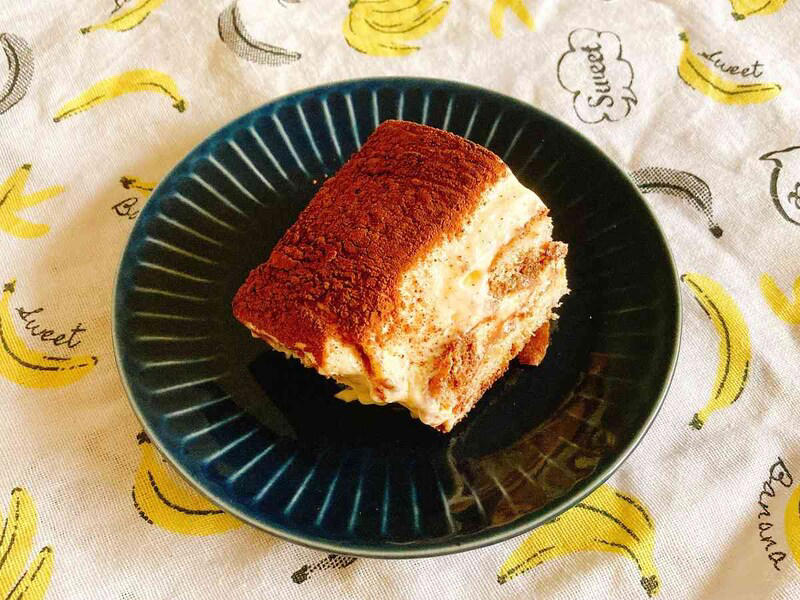 魅力1：規格外のメガサイズと圧倒的インパクト, 魅力2：1食200円台も当たり前？ 驚異のコスパ, 魅力3：専門店顔負けのクオリティと入れ替わりの早さ, 【2026年2月】最新ケーキ・タルトのラインナップ（一例）, 【1位】直径30cm超えの巨大さと濃厚な味のチーズケーキ「トリプルチーズタルト」, 【2位】苦味と甘みのバランスが絶妙「イタリアンティラミス」, 【3位】誕生日やパーティーにぴったり「クォーターシートケーキ」, 【4位】解凍するだけで本格味！ 冷凍「エア・ウォーターアグリ＆フーズ 北海道チーズケーキブリュレ」, 濃厚なナッツ感が満載の「ピスタチオチーズケーキ」, サクサク食感とカスタードの誘惑「いちごのミルフィーユ」, 温めると中からトロ〜リ！ 「フォンダンショコラ」, 冬の絶対王者！ チョコ尽くしの「タキシードケーキ」, 選べるデザインは40種以上！ （2026年2月時点のラインナップ例）, 中身も自由にカスタマイズ可能, 要注意！ オンラインと店頭で予約締切が違う, 【数値で検証】1切れ200円台!? 驚異のコスパ, 誰でもプロ級！ 崩さず綺麗に切る2つの裏ワザ, 食べきれない時は小分け冷凍がおすすめ, 要注意！ 生のフルーツは冷凍前に食べて, 1.最短当日も！ 買い物代行や宅配スーパーを利用する, 2.全国どこでもOK！ 楽天市場・Amazonで取り寄せる, コストコのスコップケーキといえばこれ！ 「ストロベリースコップケーキ」, しっとりだけど軽い食感で食べやすい「米粉のスイスロール」, 2026年2月時点、コストコで売っているケーキの種類一覧は？, コストコのケーキで一番人気・おすすめはどれ？, コストコのケーキはまずい？ 「甘すぎる」という口コミは本当？, 誕生日や記念日にぴったりな「ハーフシートケーキ」は予約なしで当日買える？, コストコケーキの値段はいくらくらい？, 賞味期限はどれくらい？ 冷凍保存はできる？, コストコの会員じゃなくてもケーキを買う方法はある？, 巨大なケーキを崩さずに綺麗に切るコツは？, コストコのケーキのカロリーは高い？, 季節限定のケーキ（タキシードケーキなど）はいつ販売される？
