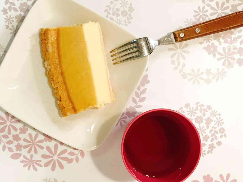 魅力1：規格外のメガサイズと圧倒的インパクト, 魅力2：1食200円台も当たり前？ 驚異のコスパ, 魅力3：専門店顔負けのクオリティと入れ替わりの早さ, 【2026年2月】最新ケーキ・タルトのラインナップ（一例）, 【1位】直径30cm超えの巨大さと濃厚な味のチーズケーキ「トリプルチーズタルト」, 【2位】苦味と甘みのバランスが絶妙「イタリアンティラミス」, 【3位】誕生日やパーティーにぴったり「クォーターシートケーキ」, 【4位】解凍するだけで本格味！ 冷凍「エア・ウォーターアグリ＆フーズ 北海道チーズケーキブリュレ」, 濃厚なナッツ感が満載の「ピスタチオチーズケーキ」, サクサク食感とカスタードの誘惑「いちごのミルフィーユ」, 温めると中からトロ〜リ！ 「フォンダンショコラ」, 冬の絶対王者！ チョコ尽くしの「タキシードケーキ」, 選べるデザインは40種以上！ （2026年2月時点のラインナップ例）, 中身も自由にカスタマイズ可能, 要注意！ オンラインと店頭で予約締切が違う, 【数値で検証】1切れ200円台!? 驚異のコスパ, 誰でもプロ級！ 崩さず綺麗に切る2つの裏ワザ, 食べきれない時は小分け冷凍がおすすめ, 要注意！ 生のフルーツは冷凍前に食べて, 1.最短当日も！ 買い物代行や宅配スーパーを利用する, 2.全国どこでもOK！ 楽天市場・Amazonで取り寄せる, コストコのスコップケーキといえばこれ！ 「ストロベリースコップケーキ」, しっとりだけど軽い食感で食べやすい「米粉のスイスロール」, 2026年2月時点、コストコで売っているケーキの種類一覧は？, コストコのケーキで一番人気・おすすめはどれ？, コストコのケーキはまずい？ 「甘すぎる」という口コミは本当？, 誕生日や記念日にぴったりな「ハーフシートケーキ」は予約なしで当日買える？, コストコケーキの値段はいくらくらい？, 賞味期限はどれくらい？ 冷凍保存はできる？, コストコの会員じゃなくてもケーキを買う方法はある？, 巨大なケーキを崩さずに綺麗に切るコツは？, コストコのケーキのカロリーは高い？, 季節限定のケーキ（タキシードケーキなど）はいつ販売される？