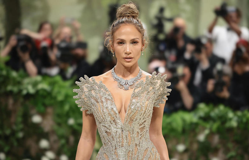Jennifer Lopez's 'Lux Lounge' The most amazing celebrity homes on wheels, Tom Hanks' bespoke Airstream, Jason Momoa’s EarthRoamer home, John Mayer's luxury expedition truck, Jamie Foxx's studio on wheels, Leonardo DiCaprio's motorhome mansion, Mariah Carey's mobile party pad, Simon Cowell's high-tech trailer, Timbaland's mobile music studio, Vin Diesel's opulent custom motorhome, Will Smith's 'The Heat', Jennifer Lopez's 'Lux Lounge', Matthew McConaughey’s vintage Airstream
