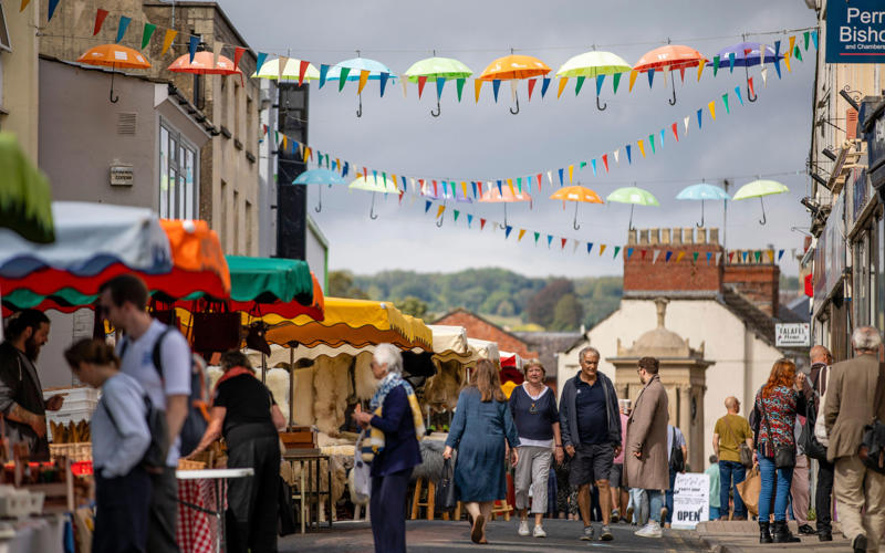 Where to eat, Where to stay, Where the “new” set are going, How to throw a Cotswold dinner party, What to wear, Where to shop