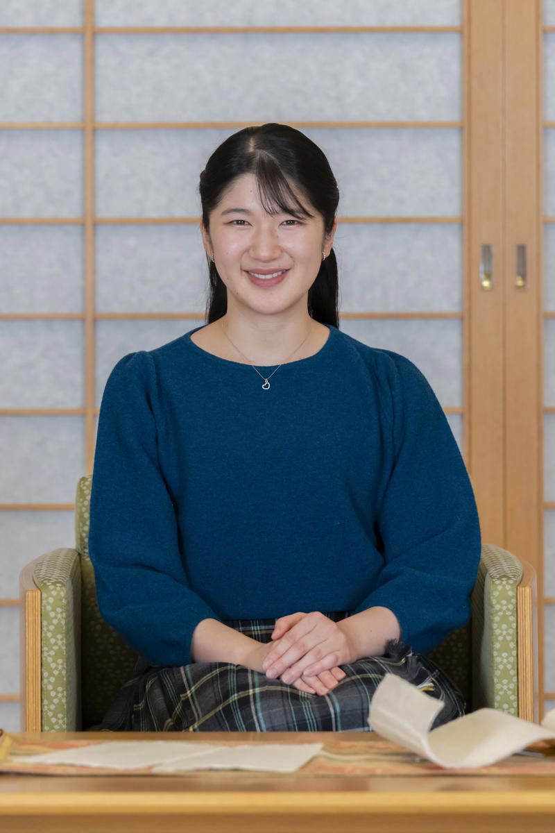 ■「頑張って行ってらっしゃい」とご両親に送り出され, ■社章に迷うと、皇后が頭の簪を…, ■社員章にも刻まれる鳳凰赤十字を抱擁する社紋, ■御簾の奥から出た皇后は…, ■模索を続けた愛子さま, ■愛子さまに期待される「令和皇室」での化学変化