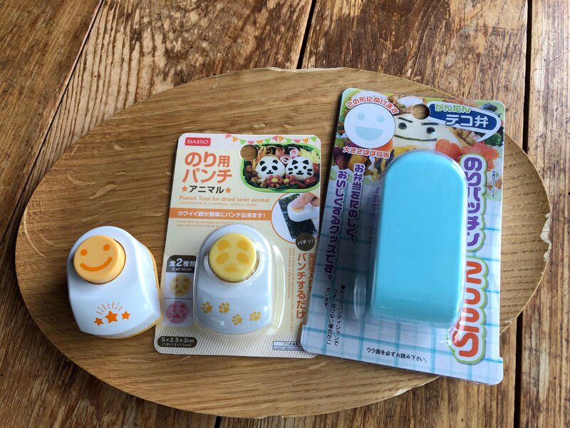 【ダイソーののりパンチ】パンダの顔ができる「のり用パンチ　アニマル」, 【ダイソーののりパンチ】定番のスマイル「のり用パンチ　フレンド」, 【セリアののりパンチ】笑顔がかわいい「のりパッチン　にっこり」, ダイソーとセリアののりパンチの種類, ダイソーとセリアののりパンチの切り抜く海苔の形の違い, ダイソーとセリアののりパンチのサイズの違い, 西松屋にも「海苔パンチ」はある？ 貝印の「海苔パンチ」があるって本当？, セリアの「くるくる海苔パンチ」は売り切れ？ 販売終了？, ダイソーの「のりパンチ」が使えない時の対処法は？, ダイソーにはディズニーの「のりパンチ」はある？, ダイソーやセリアにはアンパンマンの「のりパンチ」がある？, 100均にすみっこぐらしの「のりパンチ」はある？, キャンドゥでも「のりパンチ」は販売されてる？