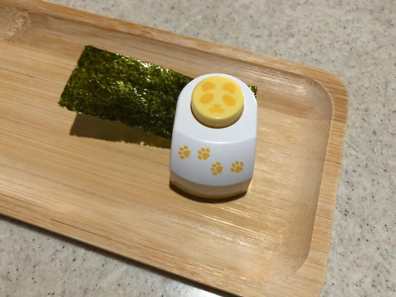 【ダイソーののりパンチ】パンダの顔ができる「のり用パンチ　アニマル」, 【ダイソーののりパンチ】定番のスマイル「のり用パンチ　フレンド」, 【セリアののりパンチ】笑顔がかわいい「のりパッチン　にっこり」, ダイソーとセリアののりパンチの種類, ダイソーとセリアののりパンチの切り抜く海苔の形の違い, ダイソーとセリアののりパンチのサイズの違い, 西松屋にも「海苔パンチ」はある？ 貝印の「海苔パンチ」があるって本当？, セリアの「くるくる海苔パンチ」は売り切れ？ 販売終了？, ダイソーの「のりパンチ」が使えない時の対処法は？, ダイソーにはディズニーの「のりパンチ」はある？, ダイソーやセリアにはアンパンマンの「のりパンチ」がある？, 100均にすみっこぐらしの「のりパンチ」はある？, キャンドゥでも「のりパンチ」は販売されてる？