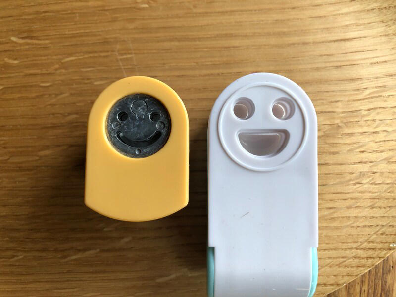 【ダイソーののりパンチ】パンダの顔ができる「のり用パンチ　アニマル」, 【ダイソーののりパンチ】定番のスマイル「のり用パンチ　フレンド」, 【セリアののりパンチ】笑顔がかわいい「のりパッチン　にっこり」, ダイソーとセリアののりパンチの種類, ダイソーとセリアののりパンチの切り抜く海苔の形の違い, ダイソーとセリアののりパンチのサイズの違い, 西松屋にも「海苔パンチ」はある？ 貝印の「海苔パンチ」があるって本当？, セリアの「くるくる海苔パンチ」は売り切れ？ 販売終了？, ダイソーの「のりパンチ」が使えない時の対処法は？, ダイソーにはディズニーの「のりパンチ」はある？, ダイソーやセリアにはアンパンマンの「のりパンチ」がある？, 100均にすみっこぐらしの「のりパンチ」はある？, キャンドゥでも「のりパンチ」は販売されてる？