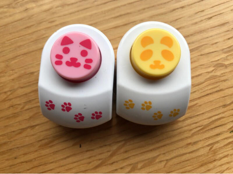 【ダイソーののりパンチ】パンダの顔ができる「のり用パンチ　アニマル」, 【ダイソーののりパンチ】定番のスマイル「のり用パンチ　フレンド」, 【セリアののりパンチ】笑顔がかわいい「のりパッチン　にっこり」, ダイソーとセリアののりパンチの種類, ダイソーとセリアののりパンチの切り抜く海苔の形の違い, ダイソーとセリアののりパンチのサイズの違い, 西松屋にも「海苔パンチ」はある？ 貝印の「海苔パンチ」があるって本当？, セリアの「くるくる海苔パンチ」は売り切れ？ 販売終了？, ダイソーの「のりパンチ」が使えない時の対処法は？, ダイソーにはディズニーの「のりパンチ」はある？, ダイソーやセリアにはアンパンマンの「のりパンチ」がある？, 100均にすみっこぐらしの「のりパンチ」はある？, キャンドゥでも「のりパンチ」は販売されてる？