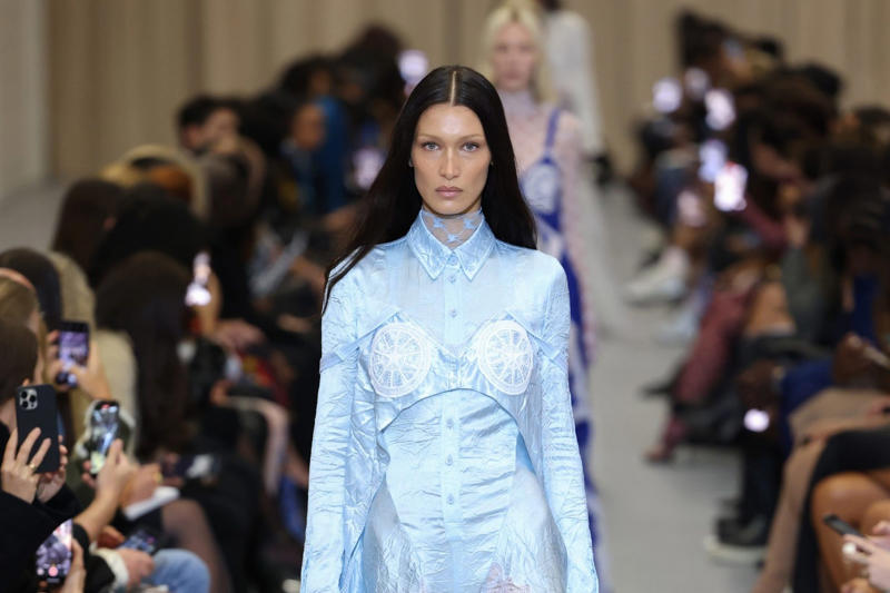 Runway for Burberry Eternal supermodels, Beverly Johnson, Naomi Campbell, Cindy Crawford, Kate Moss, Gisele Bündchen, Linda Evangelista, Claudia Schiffer, Tyra Banks, Adriana Lima, Bella Hadid, Cara Delevingne, Shalom Harlow