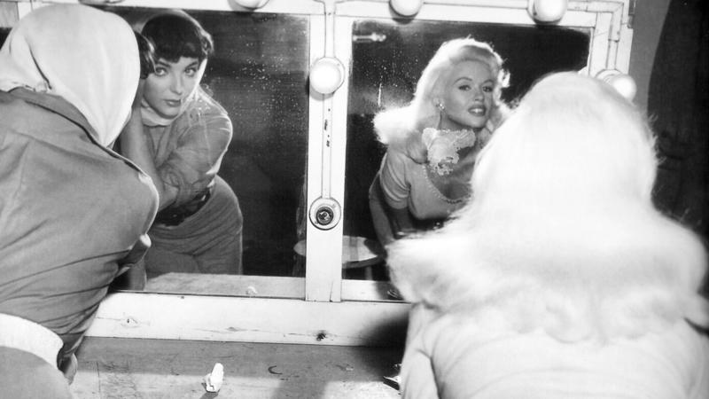 1950年代のハリウッドを席巻, 抜群のプロポーション, ジェーンの髪はブルネット, 17歳で最初の結婚, 美人コンテストに出場, ブロンドに染める, 『女はそれを我慢できない』（1956年）, ゴールデングローブ賞を受賞, ソフィア・ローレンとの邂逅, 時代遅れの存在に, ビートルズとナイトクラブで, ハリウッドから忘れ去られる, 晩年はナイトクラブや低予算映画に, 自動車事故で死亡, 前方のトレーラーにめりこむ, 「マンスフィールド・バー」