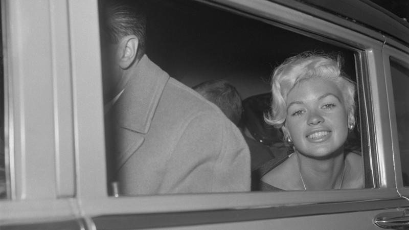 1950年代のハリウッドを席巻, 抜群のプロポーション, ジェーンの髪はブルネット, 17歳で最初の結婚, 美人コンテストに出場, ブロンドに染める, 『女はそれを我慢できない』（1956年）, ゴールデングローブ賞を受賞, ソフィア・ローレンとの邂逅, 時代遅れの存在に, ビートルズとナイトクラブで, ハリウッドから忘れ去られる, 晩年はナイトクラブや低予算映画に, 自動車事故で死亡, 前方のトレーラーにめりこむ, 「マンスフィールド・バー」