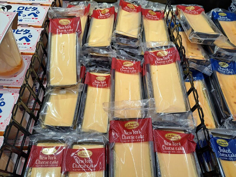 絶品！ ロピアの「チーズケーキ」の魅力は本格派で濃厚！ 好きな大きさにカットできる, ロピアの「チーズケーキ」の口コミや評価をチェック！ 濃厚で美味しい, ロピアの「チーズケーキ」はどこで売ってる？ 通販で買える？, 【ロピアのチーズケーキ】しっとり濃厚な本格派！ 人気定番「ニューヨークチーズケーキ」, 【ロピアのチーズケーキ】濃厚で香ばしい！ 人気定番「ベイクドチーズケーキ」, 【ロピアのチーズケーキ】受賞歴があって評判「極み バスクチーズケーキ」, ロピアの「ニューヨークチーズケーキ」の保存方法と賞味期限, ロピアの「ニューヨークチーズケーキ」は冷凍できる？ 保存方法の注意点と解凍方法, 【ロピアのチーズケーキのアレンジレシピ1】軽めの食感がおすすめ！ ホイップ乗せ, 【ロピアのチーズケーキのアレンジレシピ2】爽やかな酸味が合う！ イチゴなどフルーツ乗せ, 【ロピアのチーズケーキのアレンジレシピ3】とろける美味しさ！ アイスクリーム乗せ