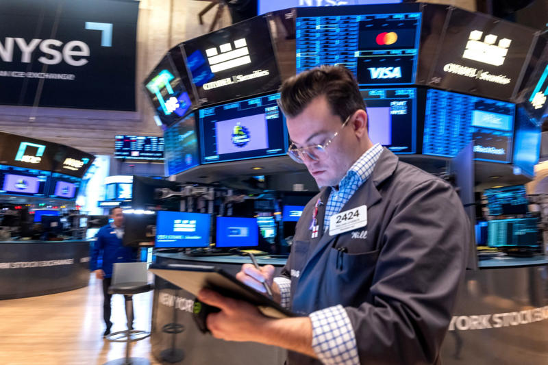 A catalyst for homegrown industry? Canadian securities are falling out of favor, Popular no more?, Foreign investment flight, Reductions in all sectors, Bond investment went up, Looking at the numbers, The stock market grew, Investors at home, Where money flowed, Other key investments, An outflow of .2 billion