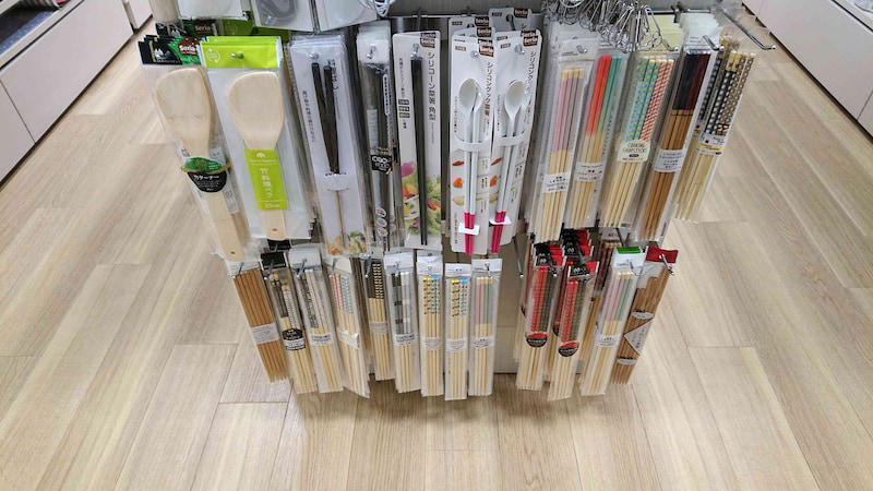 【セリアのキッチン商品】味噌汁作りの時短に便利「みそ玉ストッカー」と「三角味噌マドラー（モノトーン）」, 【セリアのキッチン商品】切る、洗う、移動させるができてすごい！ 野菜も置ける「まな板キャッチャー」, 【セリアのキッチン商品】使い方かんたん「電子レンジ調理器半熟たまご風」, 【セリアのキッチン商品】カラフルでおしゃれな「菜箸」, 【セリアのキッチン商品】お弁当のおかずの作り置き＆冷凍保存に役立つ「仕切り保存パックA」, 【セリアのキッチン商品】冷蔵庫サイドポケットに立てられて省スペース「直ぬりバタースティック」, 【セリアのキッチン商品】使い方も簡単「おにぎり なるほど押し型 三角」, 【セリアのキッチン商品】計量がラクでコスパも抜群「粉ミルクスプーン」, 【セリアのキッチン商品】冷凍保存できて100円「スライダー付フリーザーバッグ」, 【セリアのキッチン商品】かわいい型抜き「デコ弁キット はんなり」, 【セリアのキッチン商品】水切りかごに引っ掛けられる「カトラリーケース」, 【セリアのキッチン商品】春夏秋冬のイベントでコンパクトな収納を叶える「G&amp;B サンドイッチケース」, 【セリアのキッチン商品】キャンプ、季節のアウトドアに優秀「バガスランチボックス」, 【セリアのキッチン商品】割れにくい＆使いやすい耐熱皿「レンジ小皿 白」, 【セリアのキッチン商品】くり返し使えてエコ「シリコーンおかずカップ」