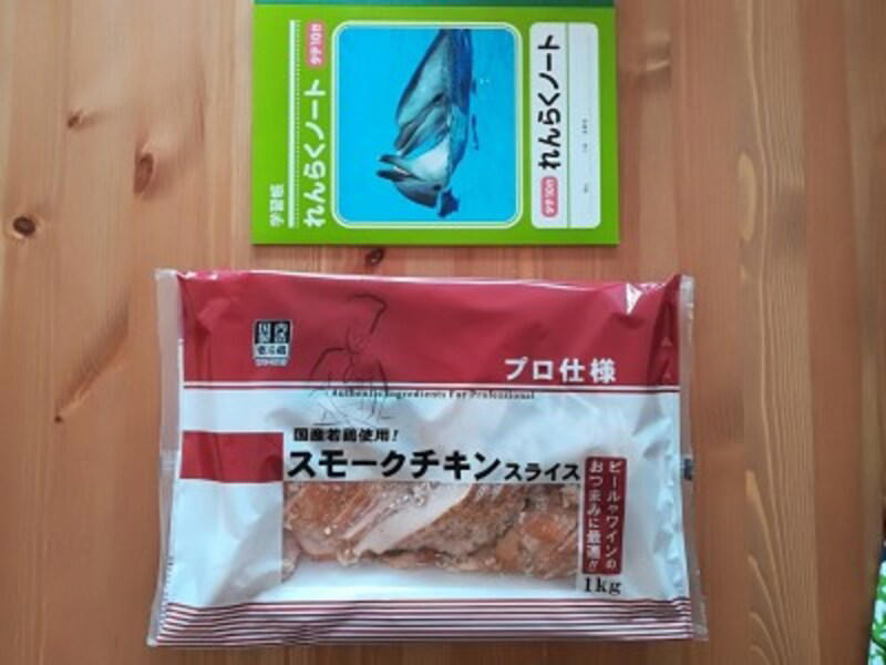 格段にやわらかい！ スモーク香漂う、業務スーパーの「スモークチキンスライス」, 1kgで895円！ 業務スーパーのスモークチキンスライスの内容量, 業務スーパーのスモークチキンスライスの原材料は、ヘルシーな国産むね肉, 業務スーパーのスモークチキンスライスのカロリー・栄養成分, 業務スーパーのスモークチキンスライスの開封後の賞味期限, 【冷蔵保存】10℃以下で。調理してから保存してもOK, 【冷凍保存】くっつかずに1枚ずつ取り出せるラップ方法, 業務スーパーの「スモークチキンスライス」は美味しい？ まずい？ 大人も子どもも大好物の味, アレンジレシピ1.スモークチキンオープンサンドイッチ, アレンジレシピ2.照り焼き丼, アレンジレシピ3.キャベツとスモークチキンのみそ炒め, 業務スーパー「スモークチキン」の解凍方法は？, 業務スーパー「スモークチキン」はダイエットに向いてる？, 業務スーパー「スモークチキン」は値上げした？《2023年》, 追記：業務スーパー「スモークチキン」の値段（2025年）