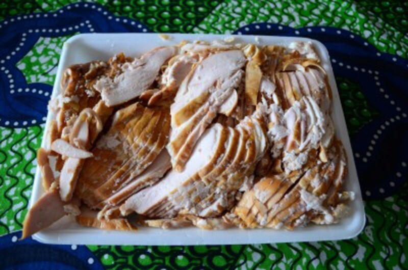 格段にやわらかい！ スモーク香漂う、業務スーパーの「スモークチキンスライス」, 1kgで895円！ 業務スーパーのスモークチキンスライスの内容量, 業務スーパーのスモークチキンスライスの原材料は、ヘルシーな国産むね肉, 業務スーパーのスモークチキンスライスのカロリー・栄養成分, 業務スーパーのスモークチキンスライスの開封後の賞味期限, 【冷蔵保存】10℃以下で。調理してから保存してもOK, 【冷凍保存】くっつかずに1枚ずつ取り出せるラップ方法, 業務スーパーの「スモークチキンスライス」は美味しい？ まずい？ 大人も子どもも大好物の味, アレンジレシピ1.スモークチキンオープンサンドイッチ, アレンジレシピ2.照り焼き丼, アレンジレシピ3.キャベツとスモークチキンのみそ炒め, 業務スーパー「スモークチキン」の解凍方法は？, 業務スーパー「スモークチキン」はダイエットに向いてる？, 業務スーパー「スモークチキン」は値上げした？《2023年》, 追記：業務スーパー「スモークチキン」の値段（2025年）