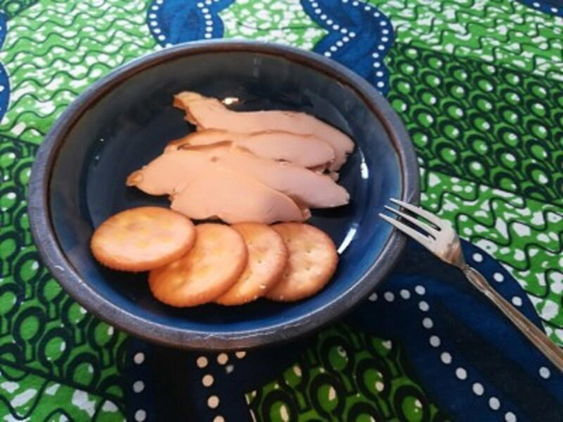 格段にやわらかい！ スモーク香漂う、業務スーパーの「スモークチキンスライス」, 1kgで895円！ 業務スーパーのスモークチキンスライスの内容量, 業務スーパーのスモークチキンスライスの原材料は、ヘルシーな国産むね肉, 業務スーパーのスモークチキンスライスのカロリー・栄養成分, 業務スーパーのスモークチキンスライスの開封後の賞味期限, 【冷蔵保存】10℃以下で。調理してから保存してもOK, 【冷凍保存】くっつかずに1枚ずつ取り出せるラップ方法, 業務スーパーの「スモークチキンスライス」は美味しい？ まずい？ 大人も子どもも大好物の味, アレンジレシピ1.スモークチキンオープンサンドイッチ, アレンジレシピ2.照り焼き丼, アレンジレシピ3.キャベツとスモークチキンのみそ炒め, 業務スーパー「スモークチキン」の解凍方法は？, 業務スーパー「スモークチキン」はダイエットに向いてる？, 業務スーパー「スモークチキン」は値上げした？《2023年》, 追記：業務スーパー「スモークチキン」の値段（2025年）
