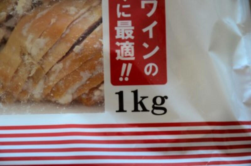 格段にやわらかい！ スモーク香漂う、業務スーパーの「スモークチキンスライス」, 1kgで895円！ 業務スーパーのスモークチキンスライスの内容量, 業務スーパーのスモークチキンスライスの原材料は、ヘルシーな国産むね肉, 業務スーパーのスモークチキンスライスのカロリー・栄養成分, 業務スーパーのスモークチキンスライスの開封後の賞味期限, 【冷蔵保存】10℃以下で。調理してから保存してもOK, 【冷凍保存】くっつかずに1枚ずつ取り出せるラップ方法, 業務スーパーの「スモークチキンスライス」は美味しい？ まずい？ 大人も子どもも大好物の味, アレンジレシピ1.スモークチキンオープンサンドイッチ, アレンジレシピ2.照り焼き丼, アレンジレシピ3.キャベツとスモークチキンのみそ炒め, 業務スーパー「スモークチキン」の解凍方法は？, 業務スーパー「スモークチキン」はダイエットに向いてる？, 業務スーパー「スモークチキン」は値上げした？《2023年》, 追記：業務スーパー「スモークチキン」の値段（2025年）