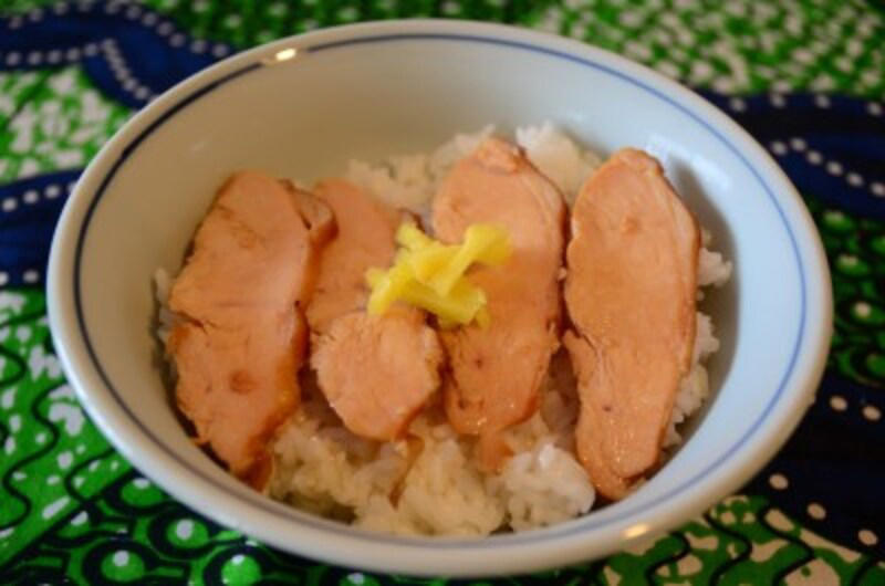 格段にやわらかい！ スモーク香漂う、業務スーパーの「スモークチキンスライス」, 1kgで895円！ 業務スーパーのスモークチキンスライスの内容量, 業務スーパーのスモークチキンスライスの原材料は、ヘルシーな国産むね肉, 業務スーパーのスモークチキンスライスのカロリー・栄養成分, 業務スーパーのスモークチキンスライスの開封後の賞味期限, 【冷蔵保存】10℃以下で。調理してから保存してもOK, 【冷凍保存】くっつかずに1枚ずつ取り出せるラップ方法, 業務スーパーの「スモークチキンスライス」は美味しい？ まずい？ 大人も子どもも大好物の味, アレンジレシピ1.スモークチキンオープンサンドイッチ, アレンジレシピ2.照り焼き丼, アレンジレシピ3.キャベツとスモークチキンのみそ炒め, 業務スーパー「スモークチキン」の解凍方法は？, 業務スーパー「スモークチキン」はダイエットに向いてる？, 業務スーパー「スモークチキン」は値上げした？《2023年》, 追記：業務スーパー「スモークチキン」の値段（2025年）