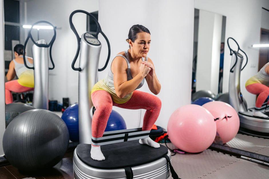 What is a vibration plate?, Are there actual benefits to using vibration plates?, Are there any vibration plate risks?, How long and often should you use a vibration plate?, Exercises you can do on a vibration plate, Do vibration plates work if you just stand on them?, The bottom line
