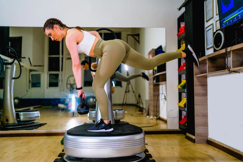 What is a vibration plate?, Are there actual benefits to using vibration plates?, Are there any vibration plate risks?, How long and often should you use a vibration plate?, Exercises you can do on a vibration plate, Do vibration plates work if you just stand on them?, The bottom line