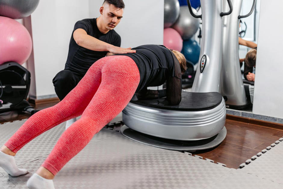 What is a vibration plate?, Are there actual benefits to using vibration plates?, Are there any vibration plate risks?, How long and often should you use a vibration plate?, Exercises you can do on a vibration plate, Do vibration plates work if you just stand on them?, The bottom line