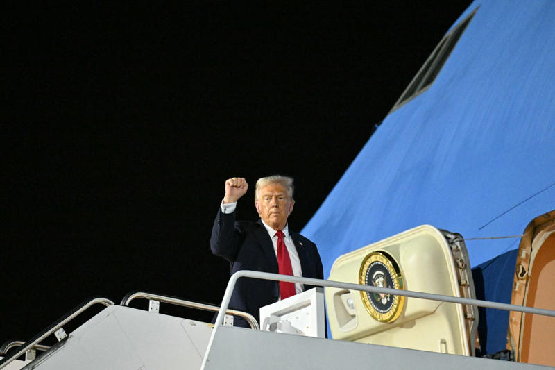 A wave of populism A lavish gift for Trump, No clear resolution, A new presidential plane, Accepting foreign gifts, Legal consultations, Defense exchange, Presidential library, Personal use, Justifying it, "Anybody can do that!", Delays in new planes, Adaptations, Business deals, Unconstitutional