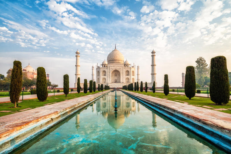 1. Roman Colosseum, Italy, 2. Petra, Jordan, 3. Christ the Redeemer, Brazil, 4. Taj Mahal, India, 5. Machu Picchu, Peru, 6. Chichén Itzá, Mexico, 7. Great Wall of China, China