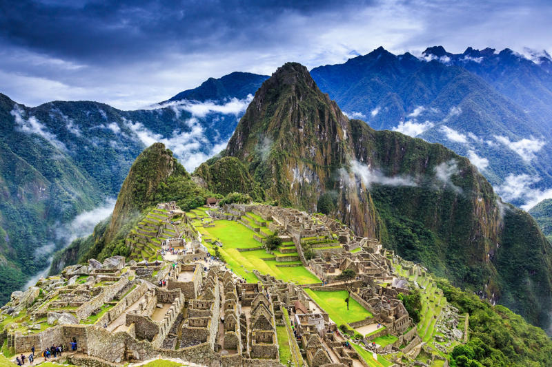 1. Roman Colosseum, Italy, 2. Petra, Jordan, 3. Christ the Redeemer, Brazil, 4. Taj Mahal, India, 5. Machu Picchu, Peru, 6. Chichén Itzá, Mexico, 7. Great Wall of China, China