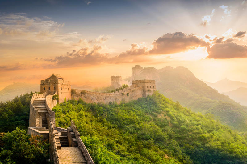 1. Roman Colosseum, Italy, 2. Petra, Jordan, 3. Christ the Redeemer, Brazil, 4. Taj Mahal, India, 5. Machu Picchu, Peru, 6. Chichén Itzá, Mexico, 7. Great Wall of China, China