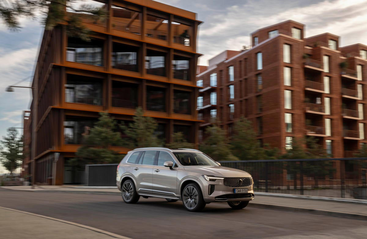 2025 Hyundai Santa Fe, 2025 Mazda CX-90, 2025 Toyota Grand Highlander, 2025 Genesis GV80, 2025 Volvo XC90, 2025 Chevrolet Tahoe / Suburban, 2025 Ford Expedition, 2025 Lexus GX, 2025 GMC Yukon, 2025 BMW X7, 2025 Cadillac Escalade, 2025 Mercedes-Benz GLS-Class, 2025 Lincoln Navigator, 2025 Lexus LX, 2025 Land Rover Range Rover