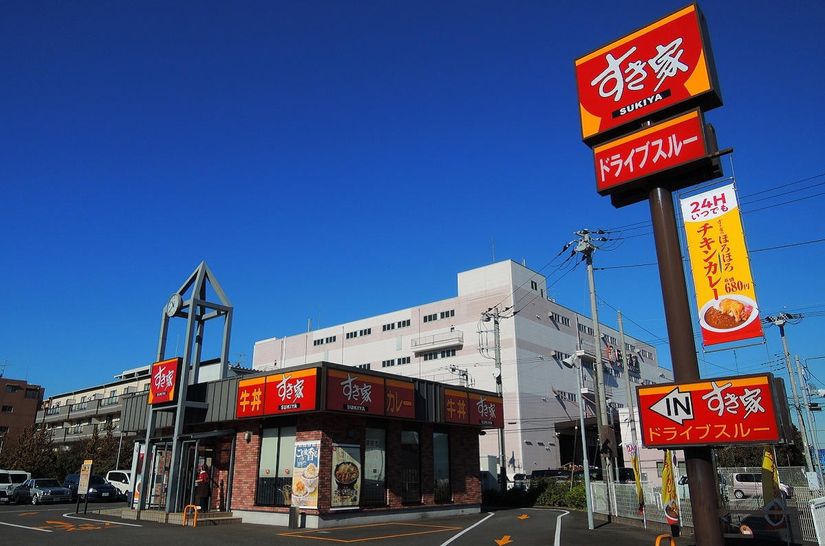 【すき家の美味しいおすすめランキング1位】アレンジ・カスタムしやすい王道シンプルな「牛丼」114pts, 【すき家の美味しいおすすめランキング2位】チーズ好きにはたまらない！ 「とろ～り3種のチーズ牛丼」111pts, 【すき家の美味しいおすすめランキング3位】酸味が効いてあっさりとした味わいの「鬼おろしポン酢牛丼」90pts, 【すき家の美味しいおすすめランキング4位】高菜たっぷり！ ピリ辛がおいしい「高菜明太マヨ牛丼」78pts, 【すき家の美味しいおすすめランキング5位】青ねぎたっぷり！ ピリ辛で食欲が増す「ねぎ玉牛丼」66pts, 【すき家の美味しいおすすめランキング6位】わさびがアクセントのシンプルな味わい「わさび山かけ牛丼」39pts, 【すき家の美味しいおすすめランキング7位】【期間限定】辛いもの好きにおすすめの「ねぎキムチ牛丼」30pts＜終了＞, 【すき家の美味しいおすすめランキング8位】食感が楽しい＆さっぱりの「かつぶしオクラ牛丼」18pts, 【すき家の美味しいおすすめランキング9位】ヘルシーな「とろ～り3種のチーズ牛丼ライト」15pts, 【すき家の美味しいおすすめランキング9位】【期間・店舗限定】秋冬の定番人気メニュー「牛すき鍋定食」15pts, 【すき家の美味しいおすすめランキング11位】野菜の甘みとだしの旨みが効いた「旨だしとりそぼろ丼」12pts, 【すき家の美味しいおすすめランキング12位】【期間限定】ピリ辛にまろやかさをプラス「おんたまねぎキムチ牛丼」9pts＜終了＞, 【すき家の美味しいおすすめランキング13位】20種類以上のスパイスが効いた「チーズ牛カレー」6pts, 1位：味噌の風味が濃く体も温まる「とん汁」108pts, 2位：箸休めに最適！ 「おしんこ」24pts, 3位：【店舗限定】お得感のある価格の「からあげ」15pts, 3位：安定の汁もの「みそ汁」15pts, 5位：どんなメニューにも合う！ 優秀トッピング「たまご」12pts, すき家の朝食・朝定食のおすすめメニューは何？, すき家で子供におすすめのセットメニューはある？, すき家の牛丼のおすすめカスタムは？, 裏メニューの特大サイズ「キング牛丼」とは？, すき家のおすすめは何時？ いちばんおいしく食べられるのは時間帯は？, すき家の牛丼でいちばんコスパのいいおすすめ商品は？