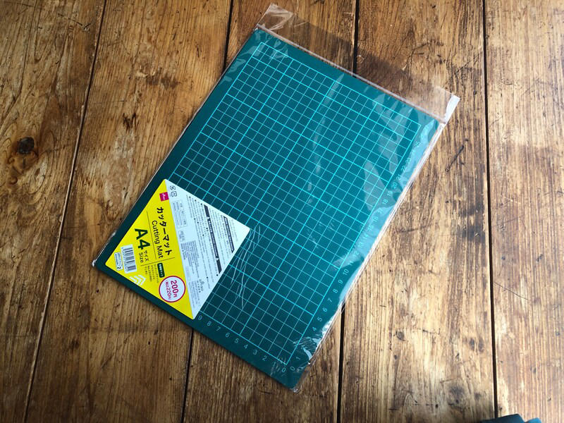 【100均ダイソーのカッターマット1】幅広いニーズに対応！ 大判サイズの「300円カッターマット（B4サイズ）」, 【100均ダイソーのカッターマット2】下敷きとしても代用できて便利「200円カッターマット（A4サイズ）」, 【100均ダイソーのカッターマット3】A5サイズで小さい！ マウスパッドにもおすすめ「カッターマット」, 【100均ダイソーのカッターマット4】方眼付きですごい「カッティングマット」, 【100均】ダイソーの「カッターマット」の売り場はどこ？ 売り切れ？, 【100均】ダイソーの「カッターマット」は粘土台としても代用できるって本当？, ダイソーのほかにも100均で「カッターマット」は売ってる？ セリアは？ ダイソーとの違い