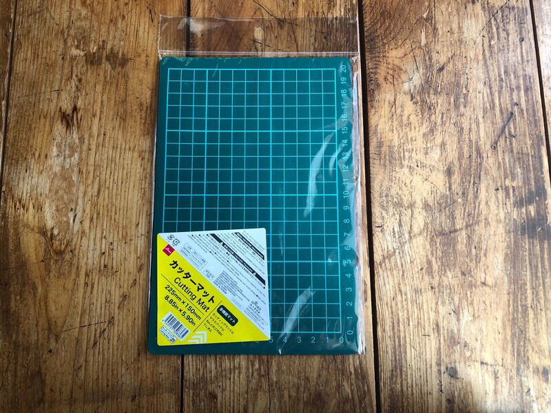 【100均ダイソーのカッターマット1】幅広いニーズに対応！ 大判サイズの「300円カッターマット（B4サイズ）」, 【100均ダイソーのカッターマット2】下敷きとしても代用できて便利「200円カッターマット（A4サイズ）」, 【100均ダイソーのカッターマット3】A5サイズで小さい！ マウスパッドにもおすすめ「カッターマット」, 【100均ダイソーのカッターマット4】方眼付きですごい「カッティングマット」, 【100均】ダイソーの「カッターマット」の売り場はどこ？ 売り切れ？, 【100均】ダイソーの「カッターマット」は粘土台としても代用できるって本当？, ダイソーのほかにも100均で「カッターマット」は売ってる？ セリアは？ ダイソーとの違い