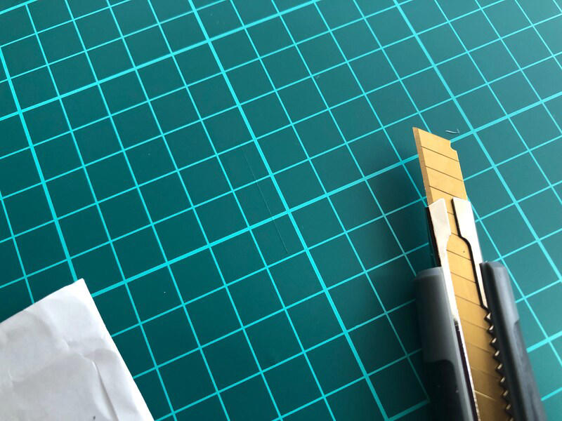【100均ダイソーのカッターマット1】幅広いニーズに対応！ 大判サイズの「300円カッターマット（B4サイズ）」, 【100均ダイソーのカッターマット2】下敷きとしても代用できて便利「200円カッターマット（A4サイズ）」, 【100均ダイソーのカッターマット3】A5サイズで小さい！ マウスパッドにもおすすめ「カッターマット」, 【100均ダイソーのカッターマット4】方眼付きですごい「カッティングマット」, 【100均】ダイソーの「カッターマット」の売り場はどこ？ 売り切れ？, 【100均】ダイソーの「カッターマット」は粘土台としても代用できるって本当？, ダイソーのほかにも100均で「カッターマット」は売ってる？ セリアは？ ダイソーとの違い