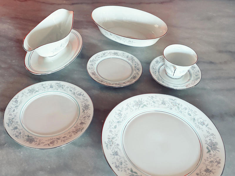 I was on the hunt for the perfect dinnerware, I'm not the only millennial into thrifting and dinner parties, I wanted everything to be flawless, The evening was exquisite