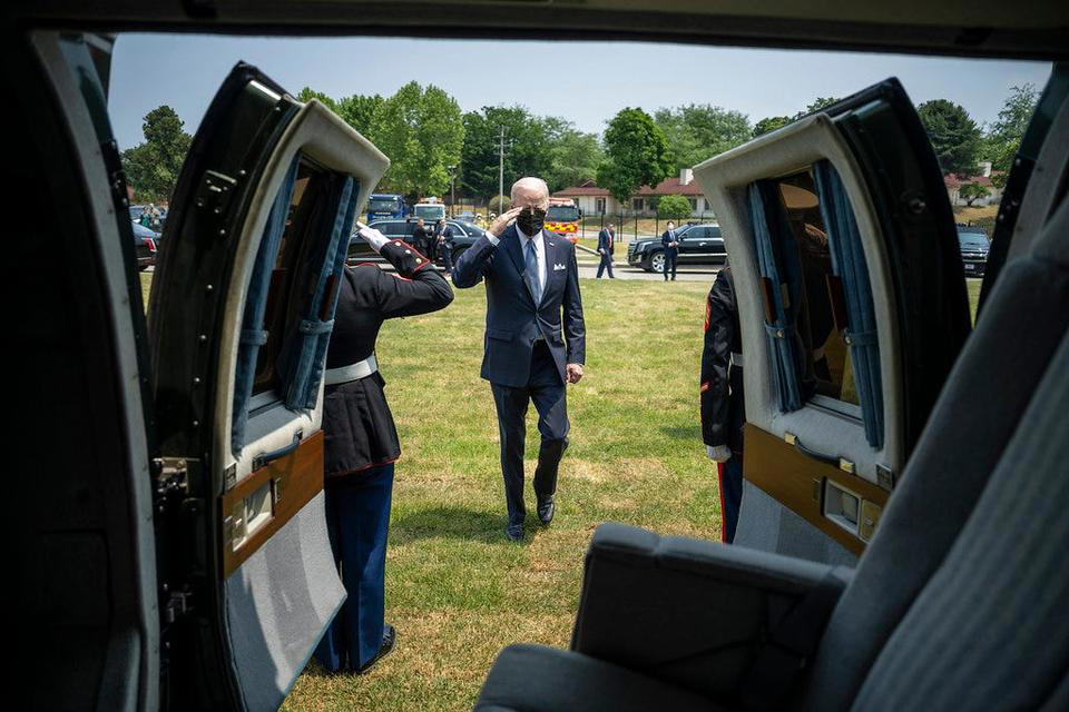 「エアフォース・ワン」と同様、アメリカ大統領を乗せた海兵隊の航空機はすべて「マリーン・ワン」というコールサインを使用する, ヘリコプターには徹底した安全対策が施されている, 大統領の追加の護衛として、常に少なくとももう1機のマリーン・ワンを偽装機として一緒に飛行させる, マリーン・ワンは大統領とともに海外へも出向く, マリーン・ワンはモデルよって11人から14人の乗客を収容できる, 大統領はマリーン・ワンでスタッフと頻繁に会議を行う, マリーン・ワンはキャンプ・デービッドや、アンドルーズ空軍基地でエアフォース・ワンに乗り換えるための短距離移動にも使用される, マリーン・ワンは、ホワイトハウスのサウスローンに大統領を迎えに来る, 大統領が搭乗し、着陸する際には、海兵隊の隊員は、「ブルードレス（Blue Dress）」と呼ばれる華やかな礼装用の制服を着て迎える, このヘリコプターには、飲料水や大統領専用のM&amp;M'sチョコレートなどのスナック類も備えられている