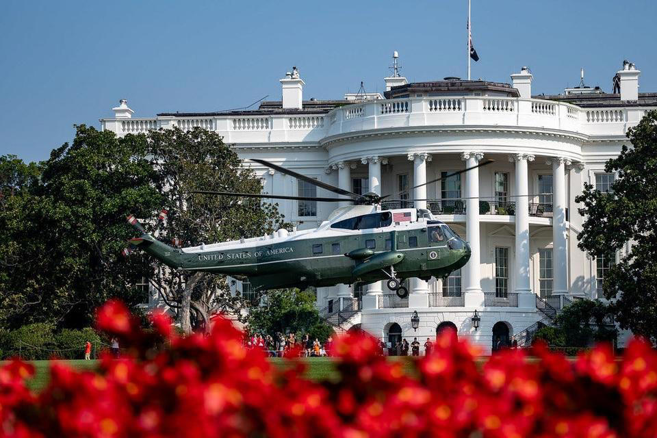 「エアフォース・ワン」と同様、アメリカ大統領を乗せた海兵隊の航空機はすべて「マリーン・ワン」というコールサインを使用する, ヘリコプターには徹底した安全対策が施されている, 大統領の追加の護衛として、常に少なくとももう1機のマリーン・ワンを偽装機として一緒に飛行させる, マリーン・ワンは大統領とともに海外へも出向く, マリーン・ワンはモデルよって11人から14人の乗客を収容できる, 大統領はマリーン・ワンでスタッフと頻繁に会議を行う, マリーン・ワンはキャンプ・デービッドや、アンドルーズ空軍基地でエアフォース・ワンに乗り換えるための短距離移動にも使用される, マリーン・ワンは、ホワイトハウスのサウスローンに大統領を迎えに来る, 大統領が搭乗し、着陸する際には、海兵隊の隊員は、「ブルードレス（Blue Dress）」と呼ばれる華やかな礼装用の制服を着て迎える, このヘリコプターには、飲料水や大統領専用のM&amp;M'sチョコレートなどのスナック類も備えられている