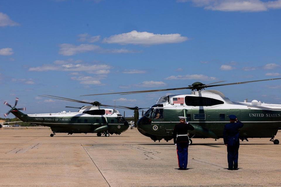 「エアフォース・ワン」と同様、アメリカ大統領を乗せた海兵隊の航空機はすべて「マリーン・ワン」というコールサインを使用する, ヘリコプターには徹底した安全対策が施されている, 大統領の追加の護衛として、常に少なくとももう1機のマリーン・ワンを偽装機として一緒に飛行させる, マリーン・ワンは大統領とともに海外へも出向く, マリーン・ワンはモデルよって11人から14人の乗客を収容できる, 大統領はマリーン・ワンでスタッフと頻繁に会議を行う, マリーン・ワンはキャンプ・デービッドや、アンドルーズ空軍基地でエアフォース・ワンに乗り換えるための短距離移動にも使用される, マリーン・ワンは、ホワイトハウスのサウスローンに大統領を迎えに来る, 大統領が搭乗し、着陸する際には、海兵隊の隊員は、「ブルードレス（Blue Dress）」と呼ばれる華やかな礼装用の制服を着て迎える, このヘリコプターには、飲料水や大統領専用のM&amp;M'sチョコレートなどのスナック類も備えられている