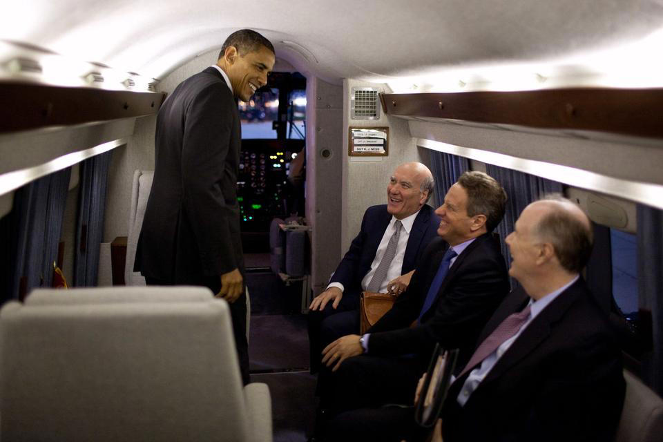 「エアフォース・ワン」と同様、アメリカ大統領を乗せた海兵隊の航空機はすべて「マリーン・ワン」というコールサインを使用する, ヘリコプターには徹底した安全対策が施されている, 大統領の追加の護衛として、常に少なくとももう1機のマリーン・ワンを偽装機として一緒に飛行させる, マリーン・ワンは大統領とともに海外へも出向く, マリーン・ワンはモデルよって11人から14人の乗客を収容できる, 大統領はマリーン・ワンでスタッフと頻繁に会議を行う, マリーン・ワンはキャンプ・デービッドや、アンドルーズ空軍基地でエアフォース・ワンに乗り換えるための短距離移動にも使用される, マリーン・ワンは、ホワイトハウスのサウスローンに大統領を迎えに来る, 大統領が搭乗し、着陸する際には、海兵隊の隊員は、「ブルードレス（Blue Dress）」と呼ばれる華やかな礼装用の制服を着て迎える, このヘリコプターには、飲料水や大統領専用のM&amp;M'sチョコレートなどのスナック類も備えられている