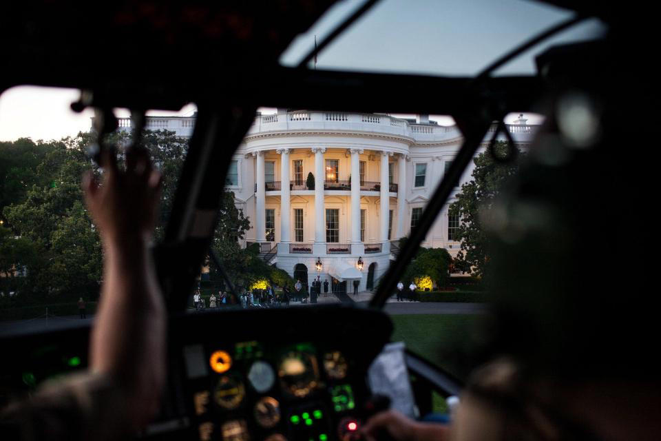 「エアフォース・ワン」と同様、アメリカ大統領を乗せた海兵隊の航空機はすべて「マリーン・ワン」というコールサインを使用する, ヘリコプターには徹底した安全対策が施されている, 大統領の追加の護衛として、常に少なくとももう1機のマリーン・ワンを偽装機として一緒に飛行させる, マリーン・ワンは大統領とともに海外へも出向く, マリーン・ワンはモデルよって11人から14人の乗客を収容できる, 大統領はマリーン・ワンでスタッフと頻繁に会議を行う, マリーン・ワンはキャンプ・デービッドや、アンドルーズ空軍基地でエアフォース・ワンに乗り換えるための短距離移動にも使用される, マリーン・ワンは、ホワイトハウスのサウスローンに大統領を迎えに来る, 大統領が搭乗し、着陸する際には、海兵隊の隊員は、「ブルードレス（Blue Dress）」と呼ばれる華やかな礼装用の制服を着て迎える, このヘリコプターには、飲料水や大統領専用のM&amp;M'sチョコレートなどのスナック類も備えられている